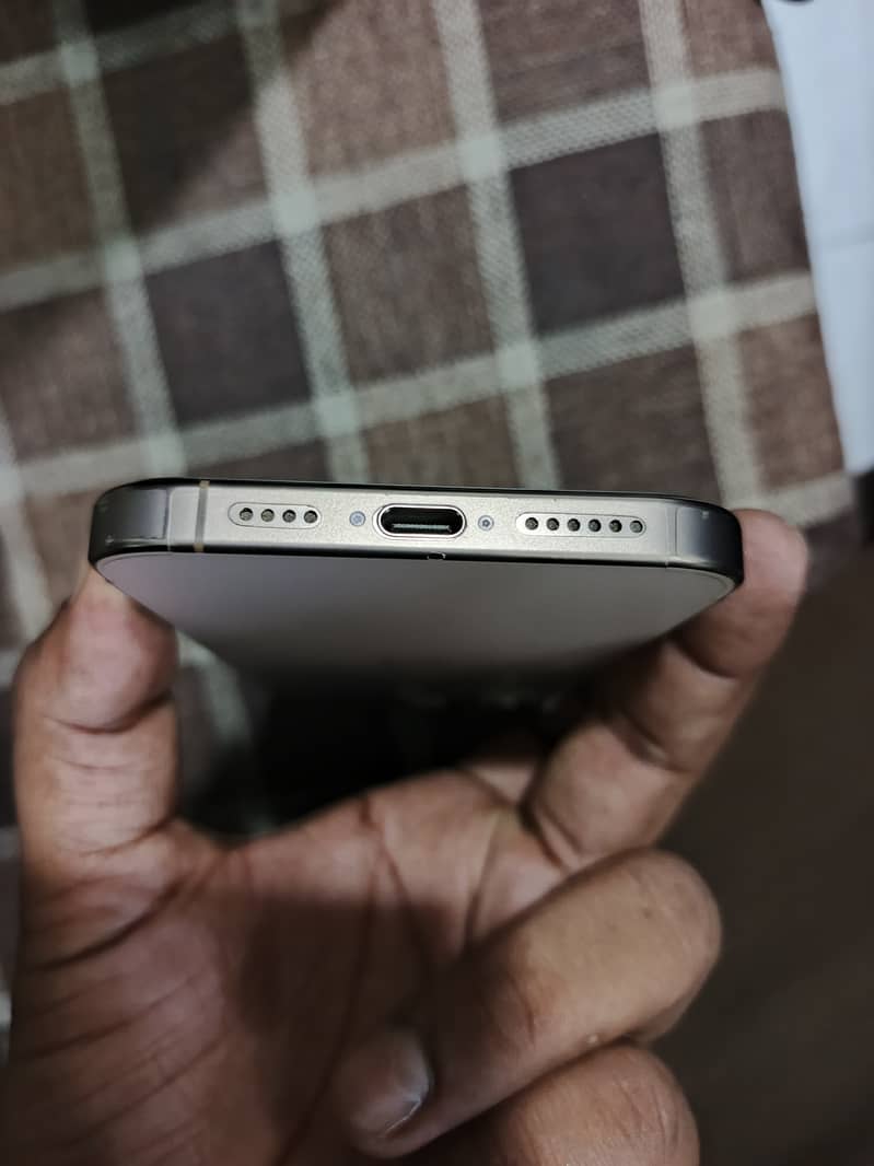 Apple iPhone 16 Pro Max 1