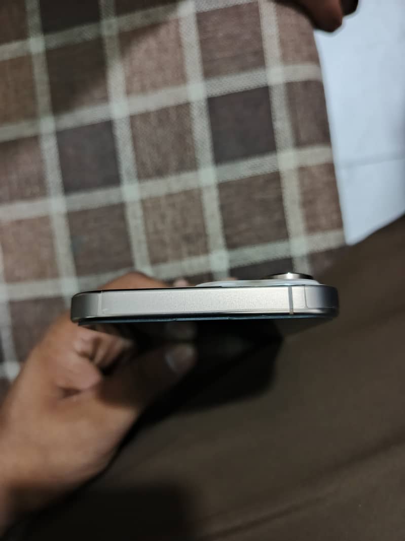 Apple iPhone 16 Pro Max 2