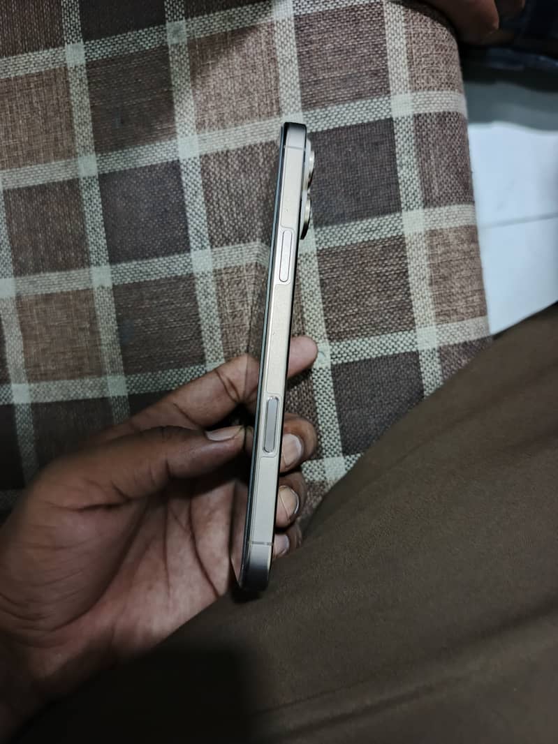 Apple iPhone 16 Pro Max 3