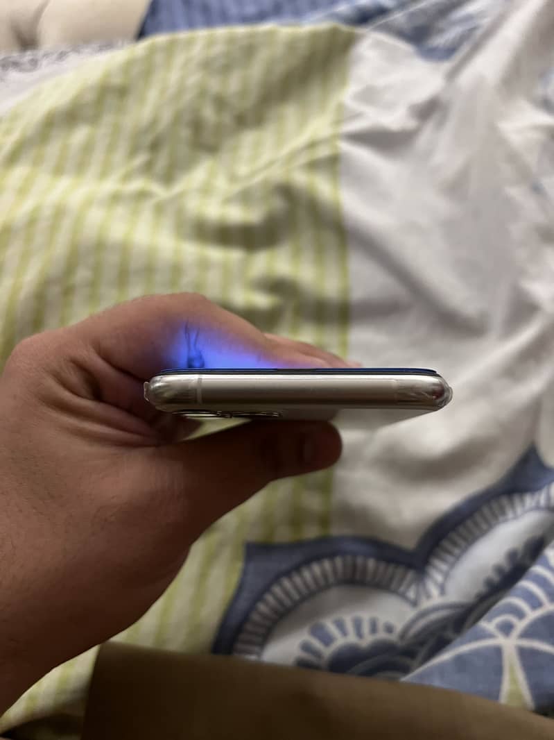 Apple iPhone 11 Pro 4