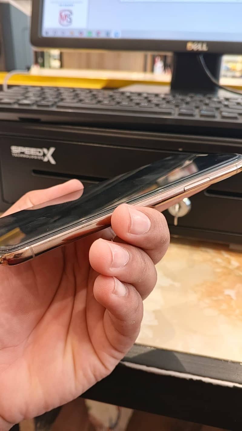 Apple iPhone XS 1