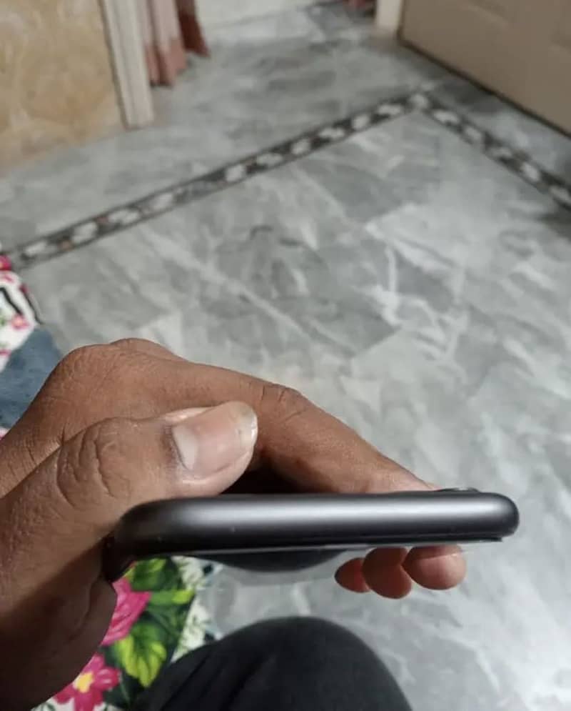Apple iPhone 11 3