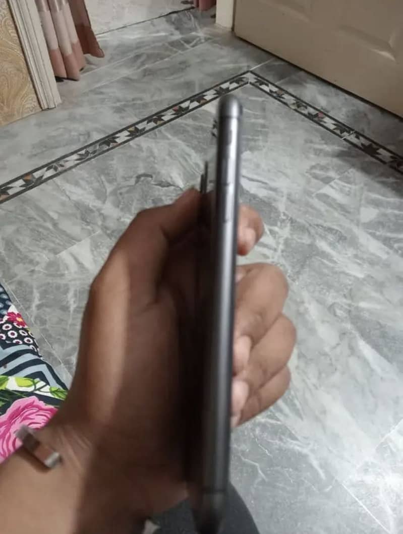 Apple iPhone 11 4