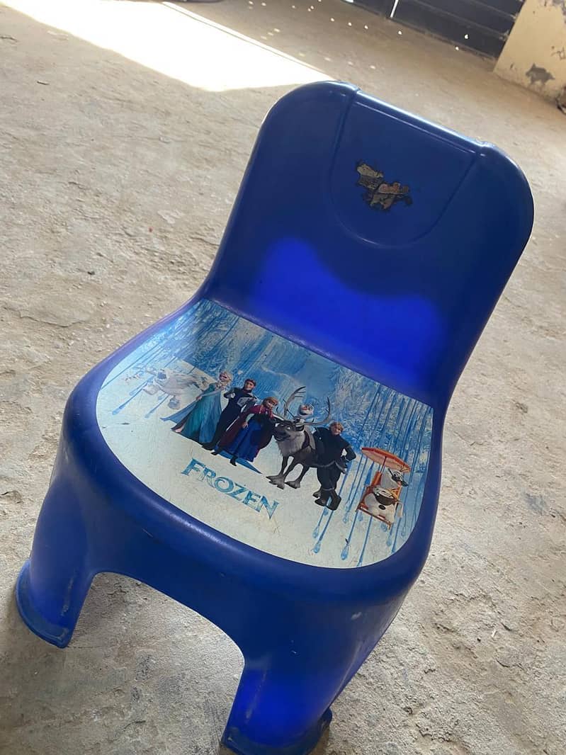plastic chairs 0
