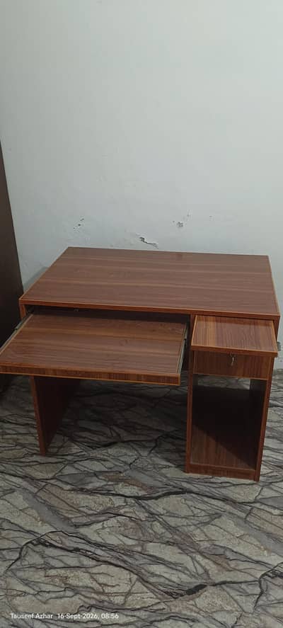 Computer table