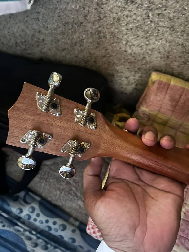 Ukulele 7