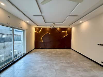 1 KANAL ELEGANT AND FULLY MAINTAINED MODERN USED BUNGALOW IS AVAILABLE IN THE BEST BLOCK OF DHA LAHORE.