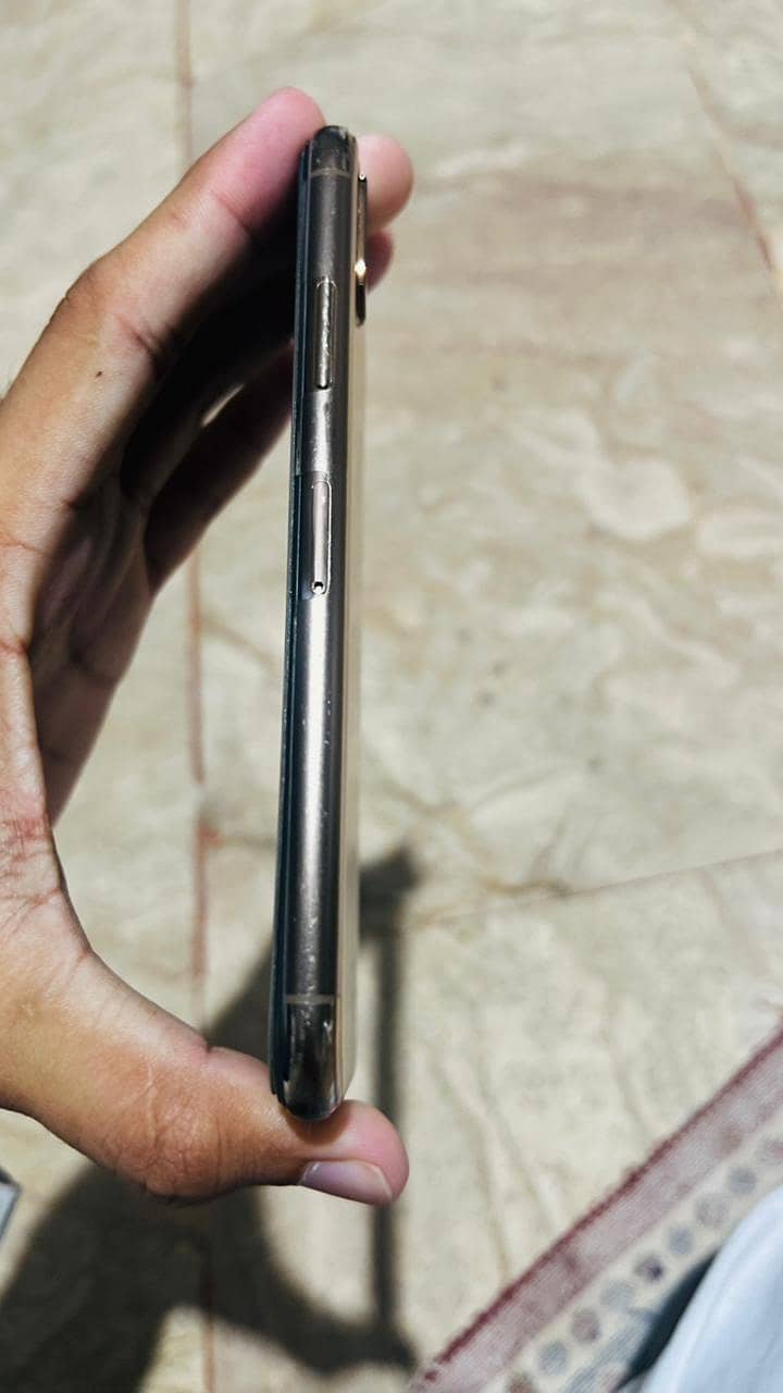 Apple iPhone XS 4