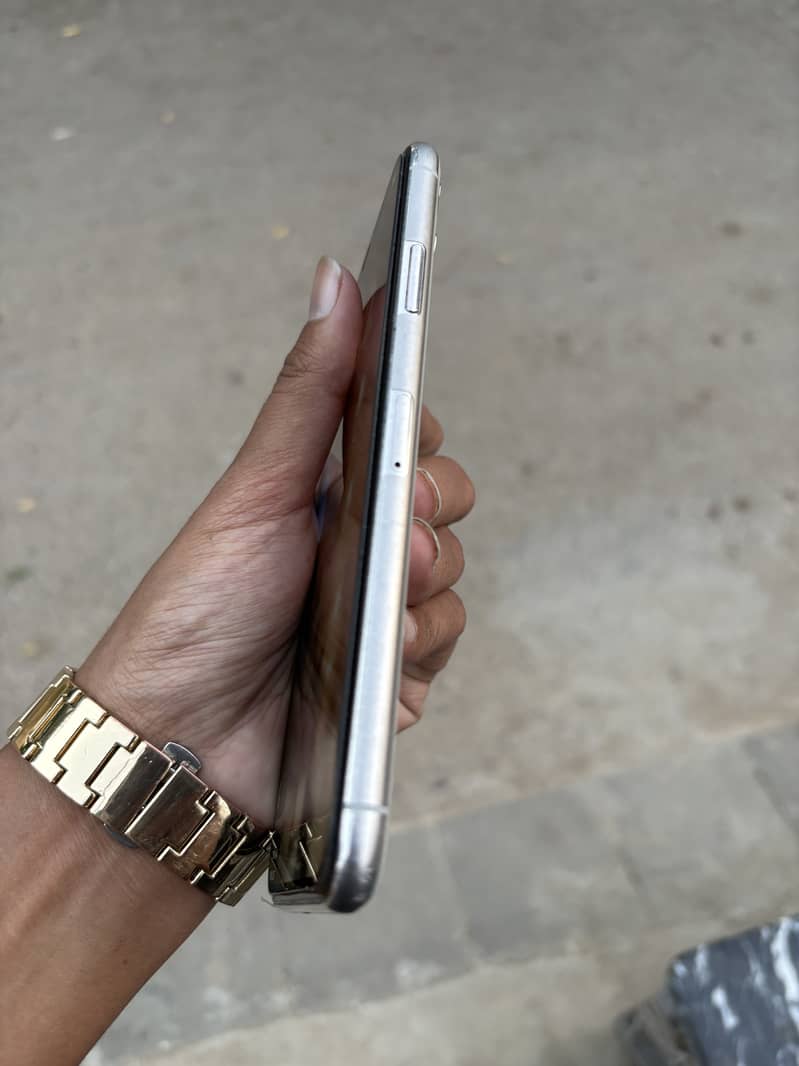 Apple iPhone 11 Pro Max 2