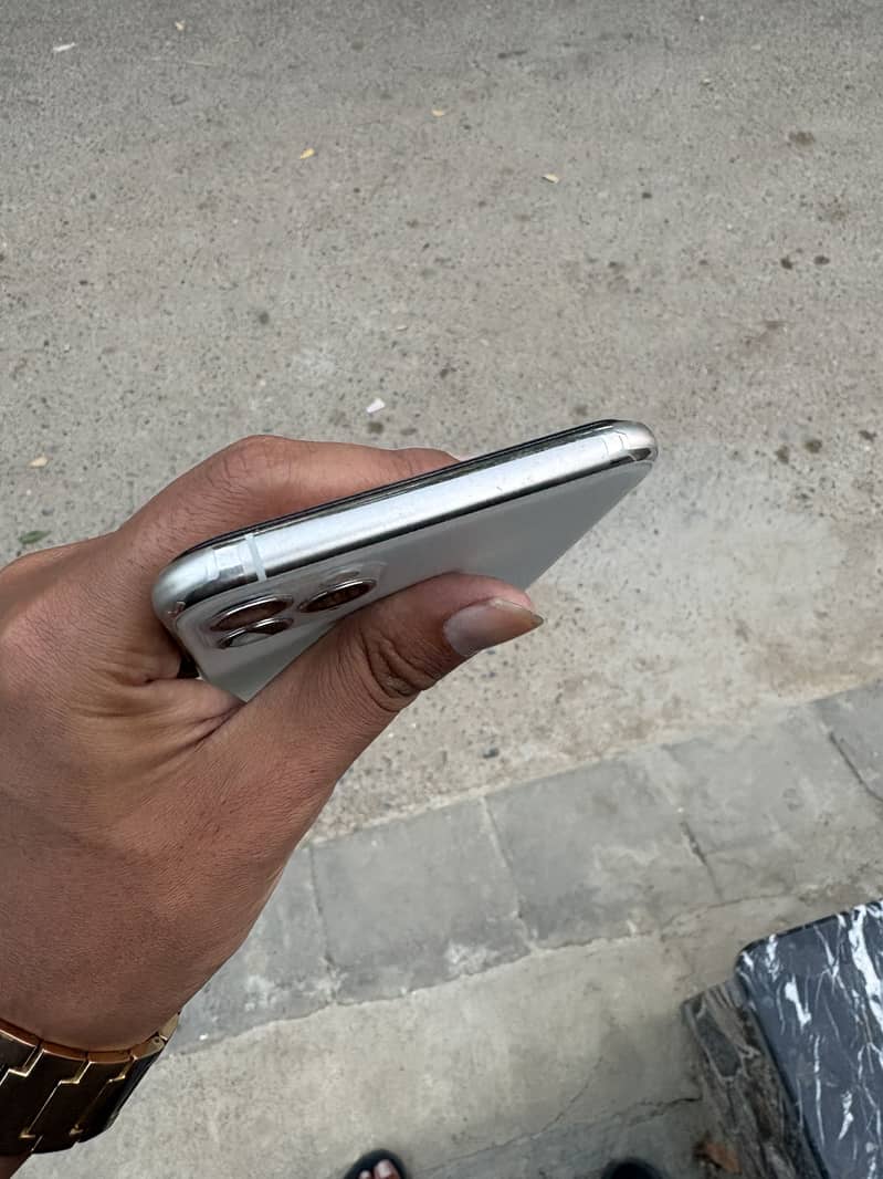 Apple iPhone 11 Pro Max 4