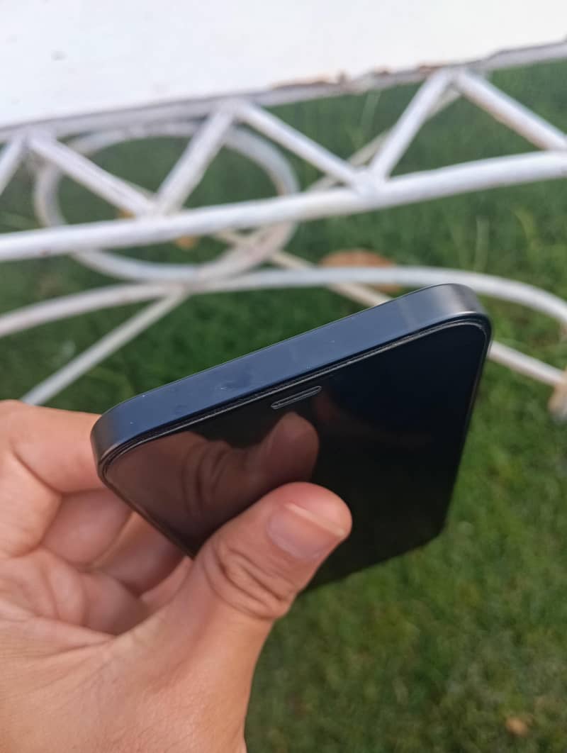 Apple iPhone 12 4