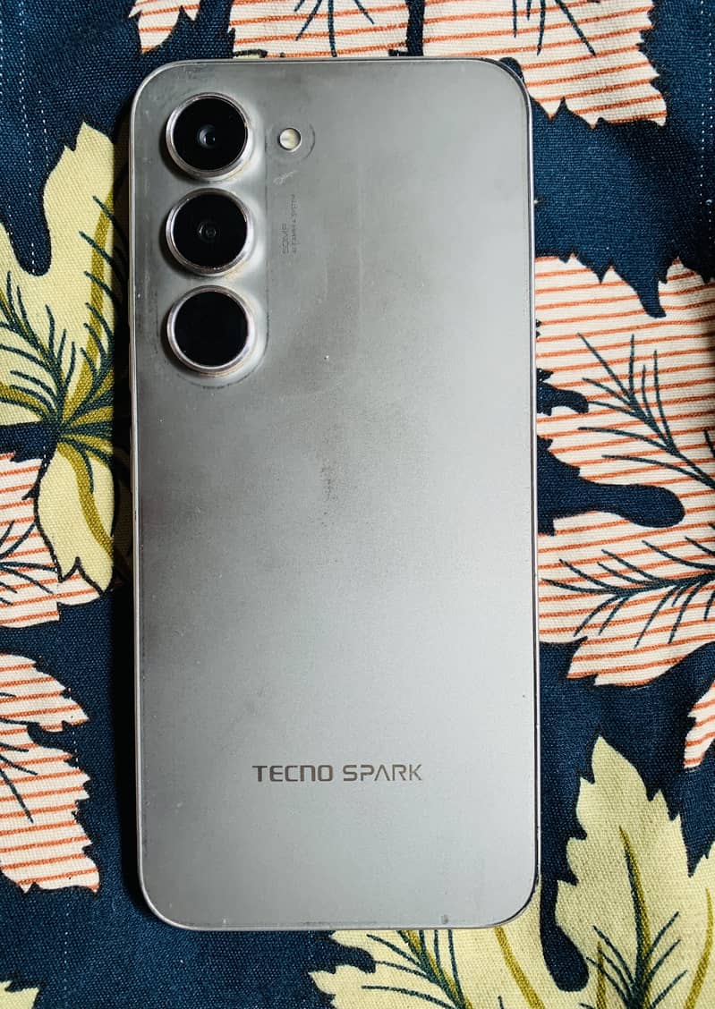 Tecno Spark 40 pro 4
