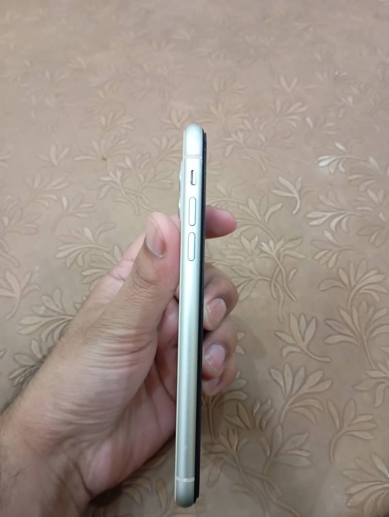 Apple iPhone 11 4