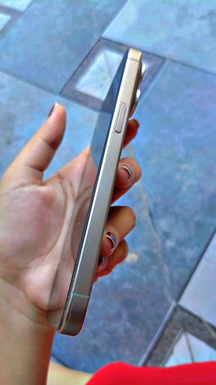 Apple iPhone 15 Pro Max 4