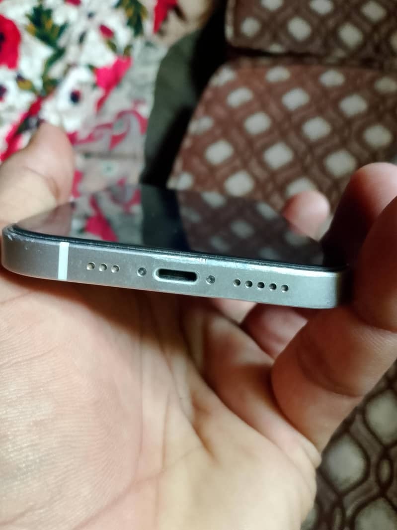 Apple iPhone 12 4