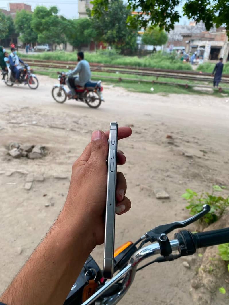 Apple iPhone 15 Pro Max 1