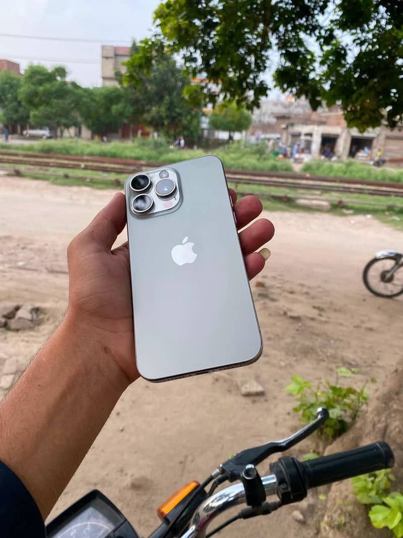 Apple iPhone 15 Pro Max 2