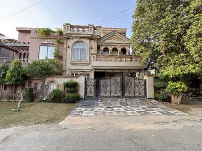 Gorgeous Corner 10 Marla House For sale Available In Formanites Housing Scheme - Block D