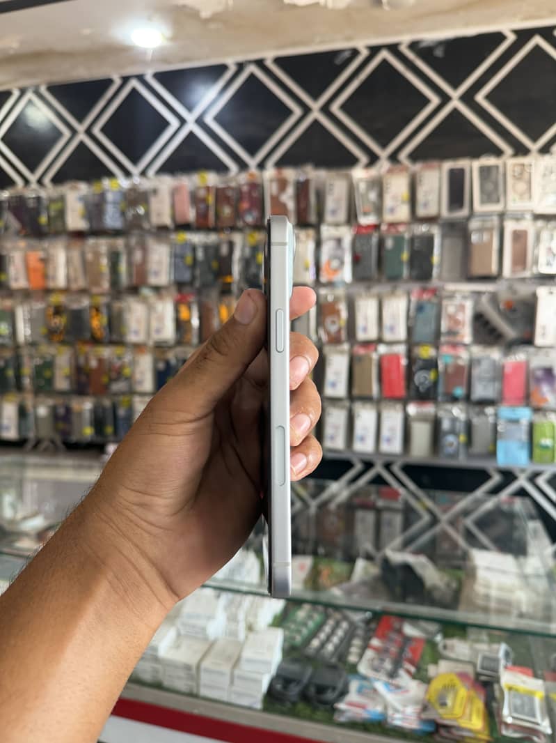 Apple iPhone 15 plus 3