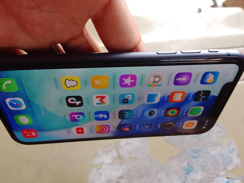 Apple iPhone 11 4