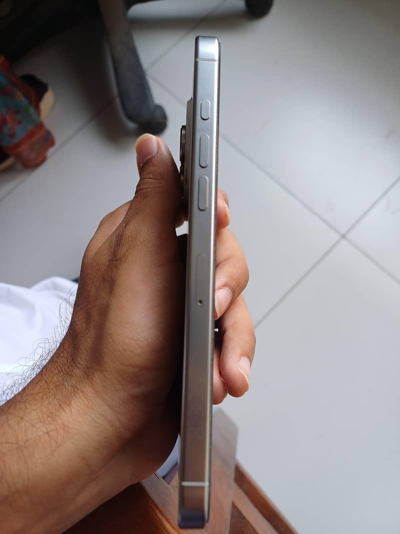 Apple iPhone 16 Pro Max 4