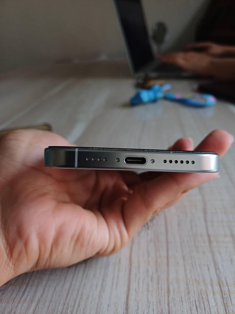 Apple iPhone 16 Pro Max 8