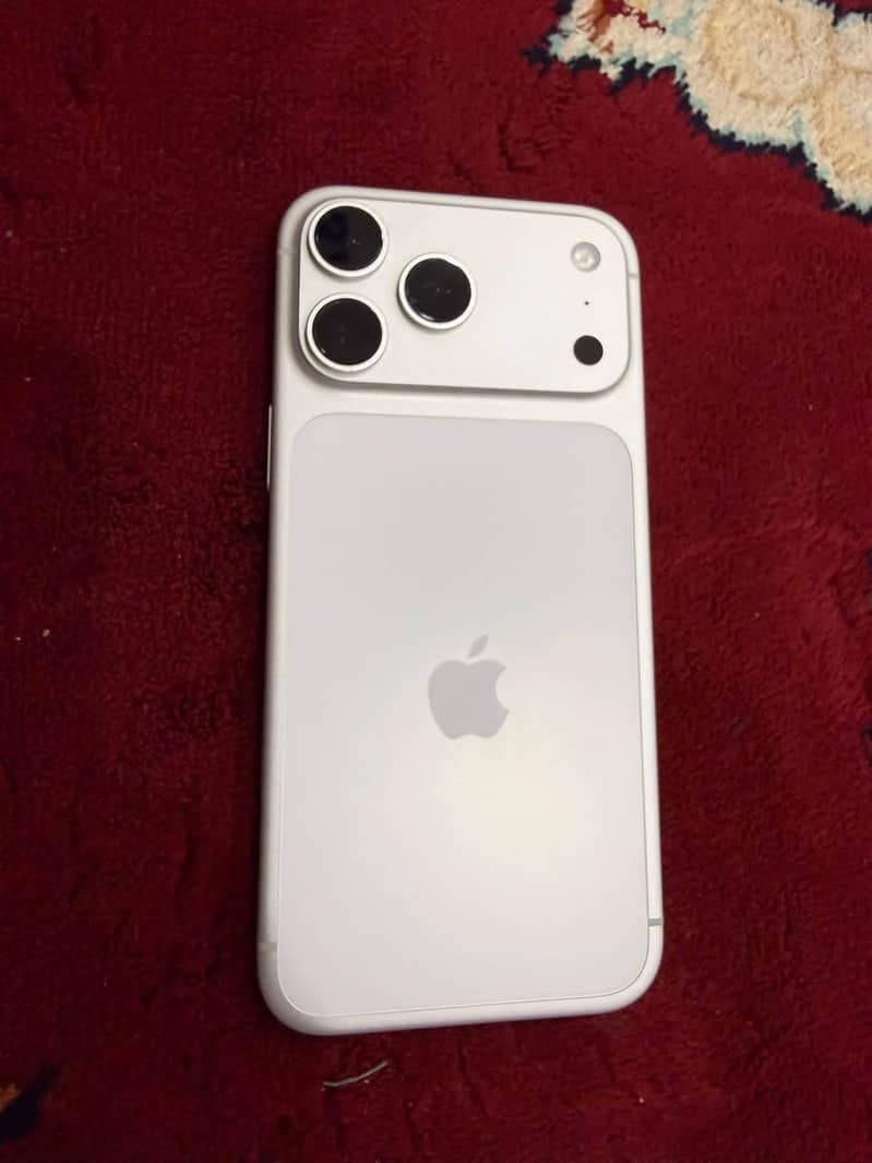 Apple iPhone 17 Pro Max 4