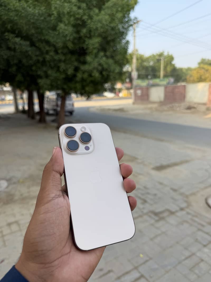 Apple iPhone 16 Pro 1