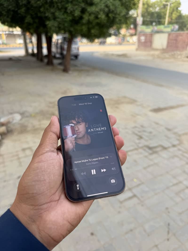 Apple iPhone 16 Pro 2
