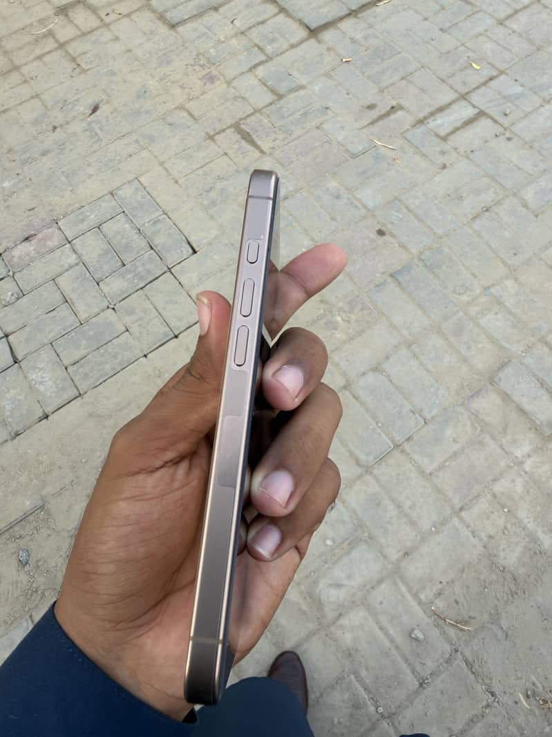 Apple iPhone 16 Pro 3