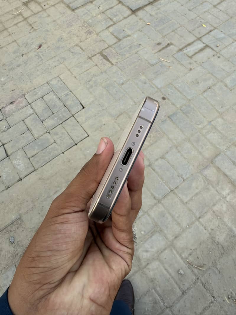 Apple iPhone 16 Pro 4