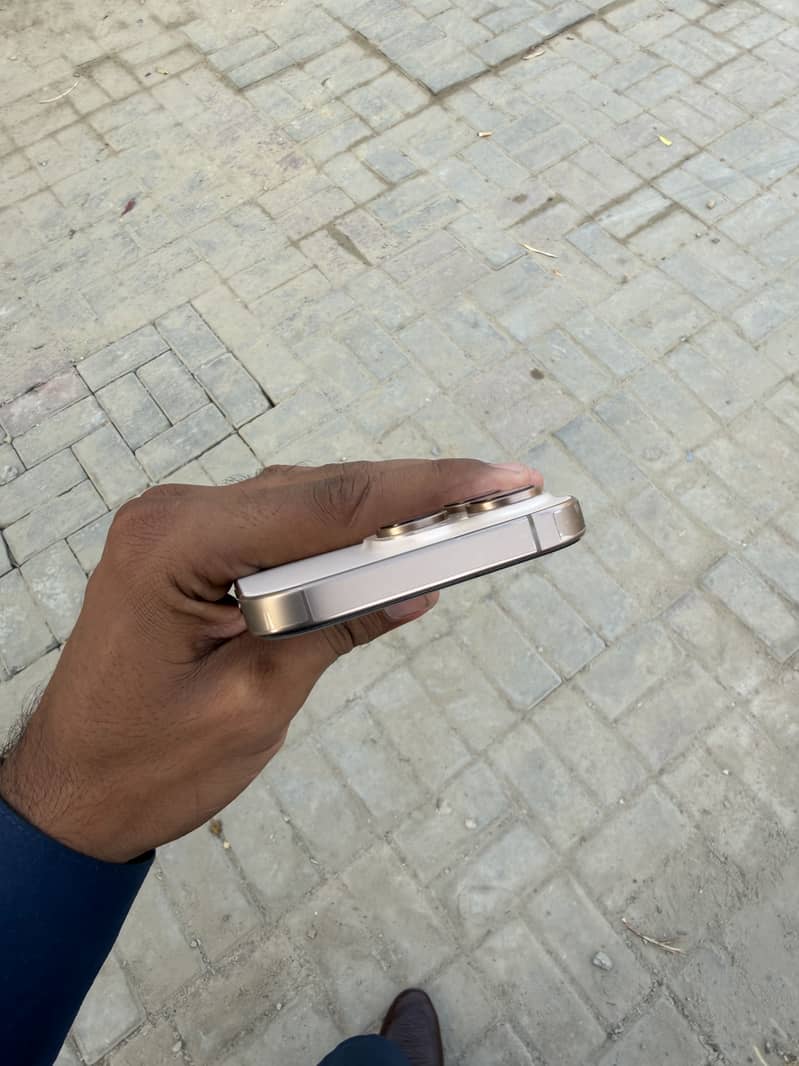 Apple iPhone 16 Pro 7
