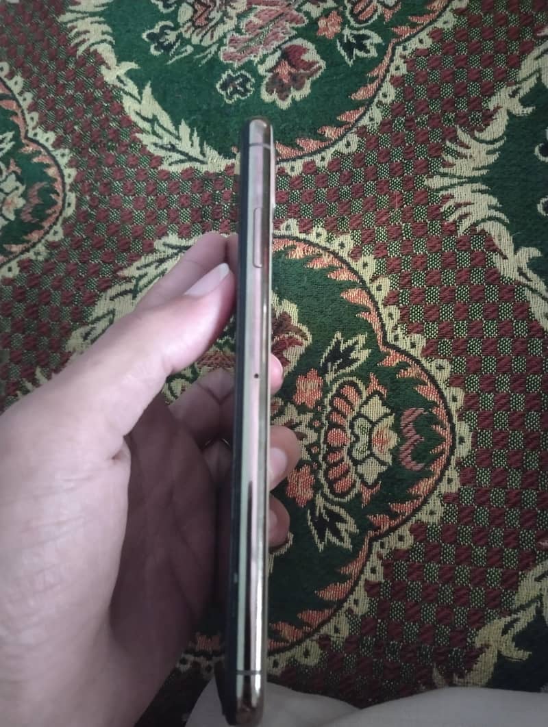 Apple iPhone XS Max 3