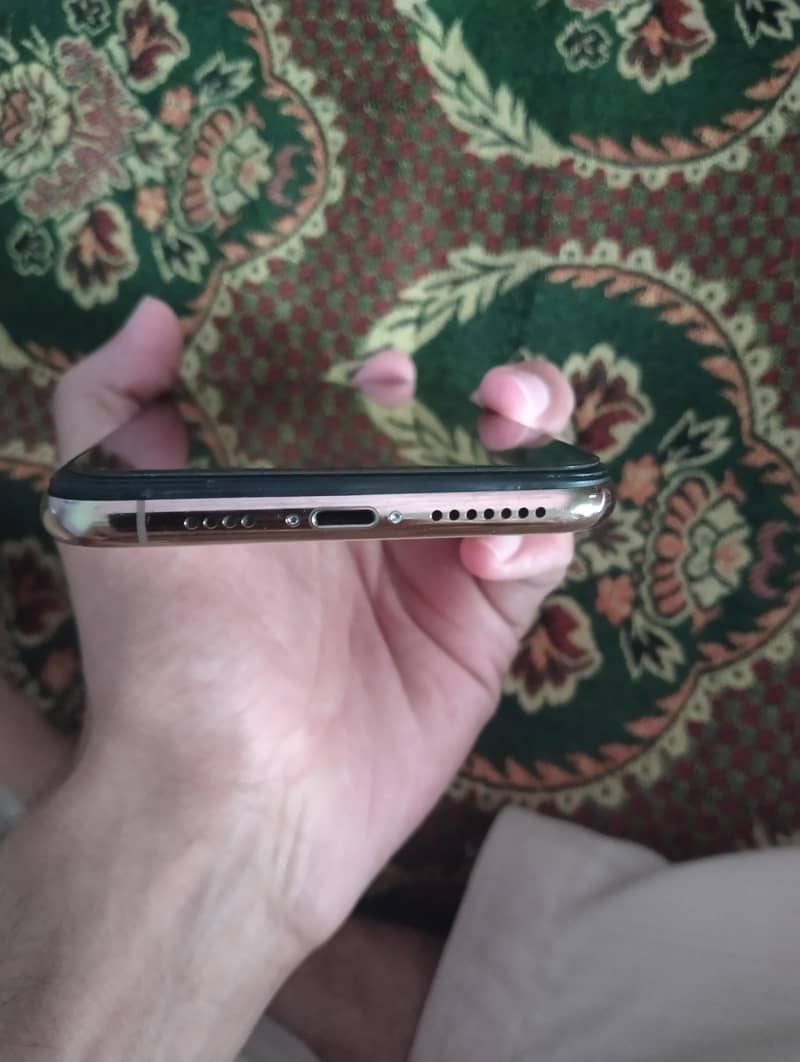 Apple iPhone XS Max 4