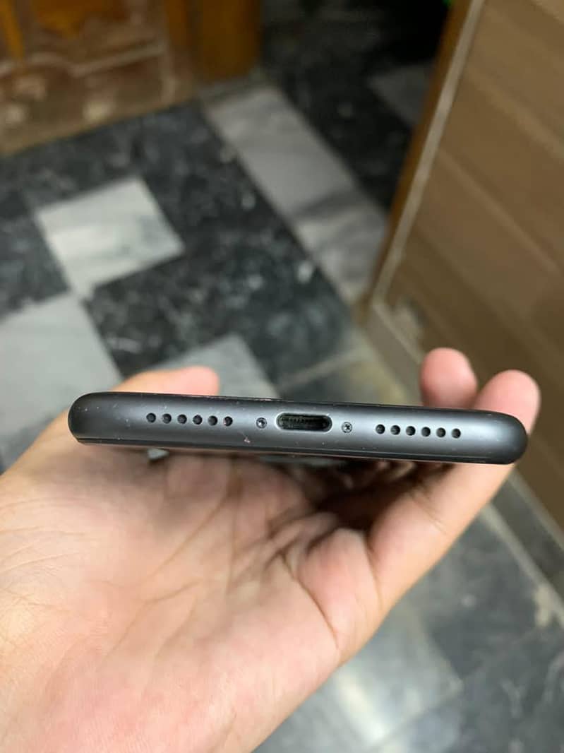 Apple iPhone 11 4