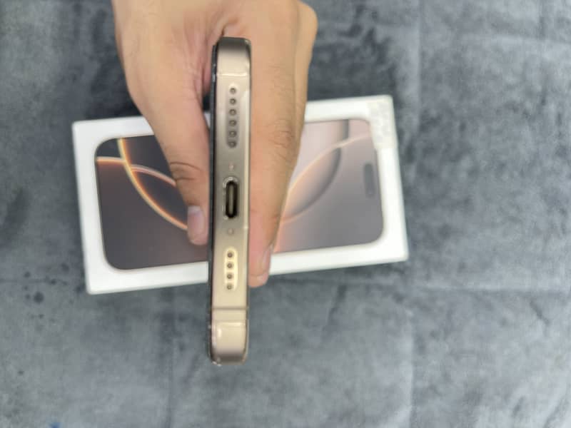 Apple iPhone 16 Pro Max 4