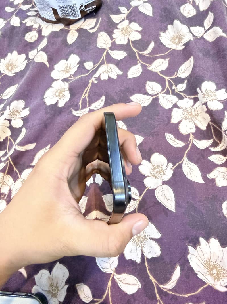 Apple iPhone 16 Pro Max 6