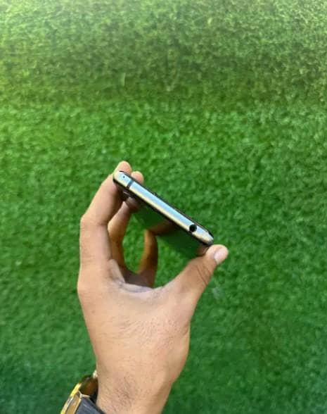 Sharp Aquos R3 5