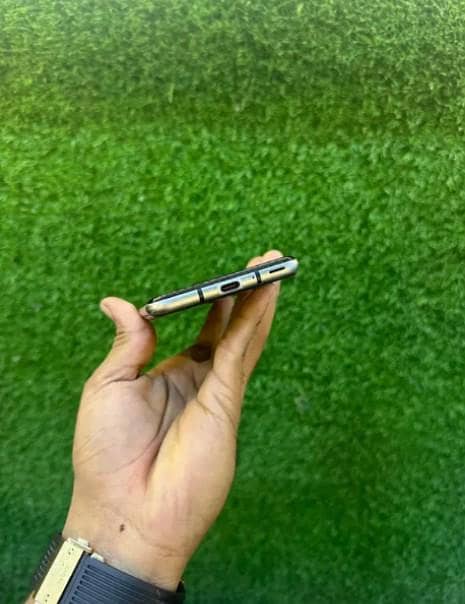 Sharp Aquos R3 6