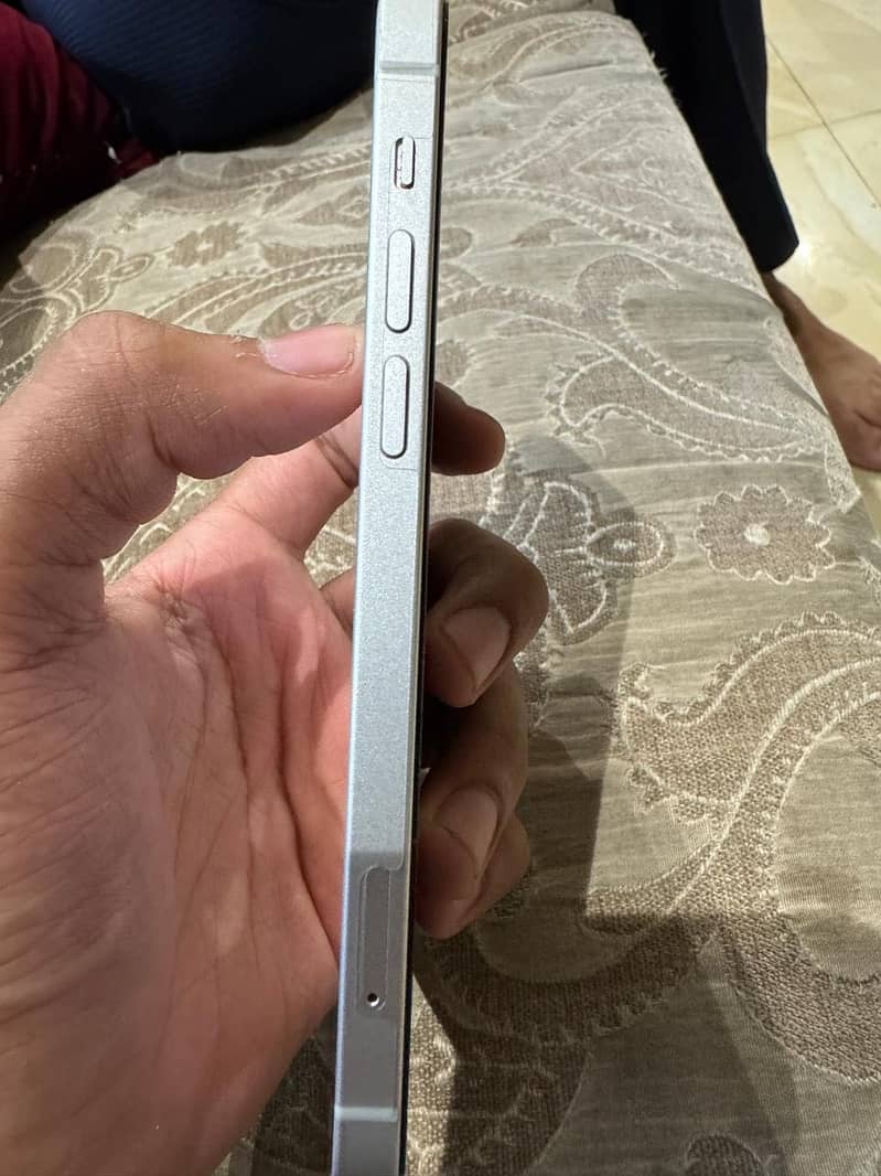 Apple iPhone 12 4