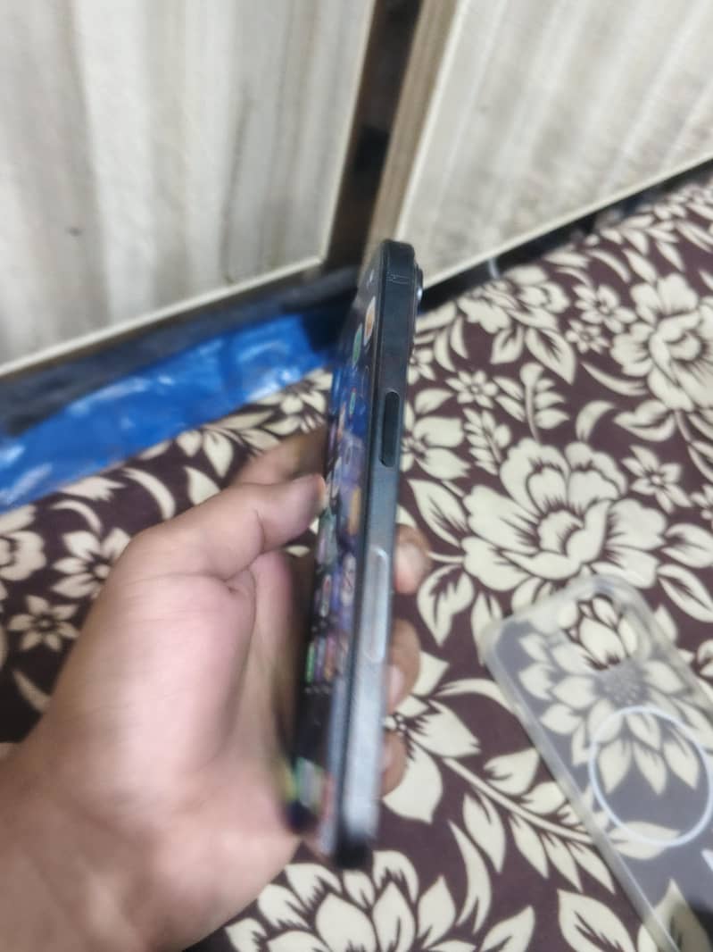 Apple iPhone 15 4
