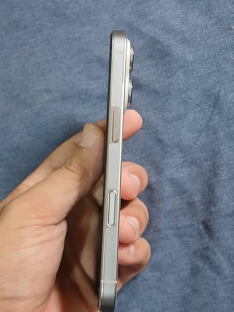 Apple iPhone 16 Pro 2