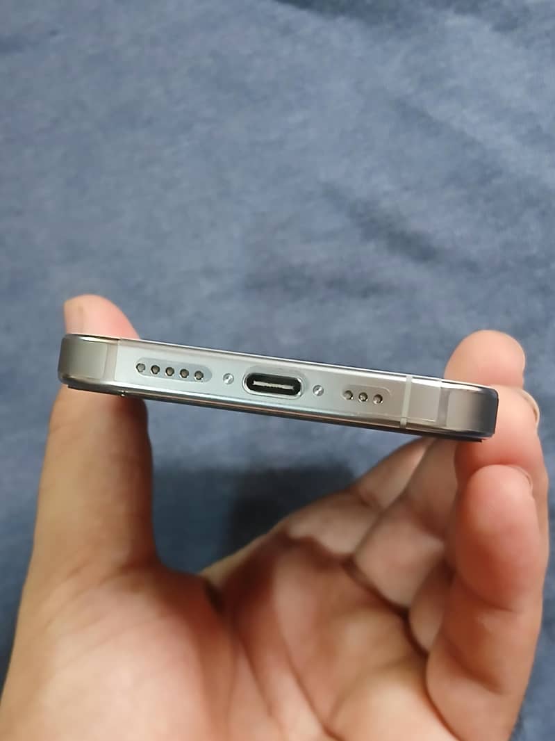 Apple iPhone 16 Pro 3