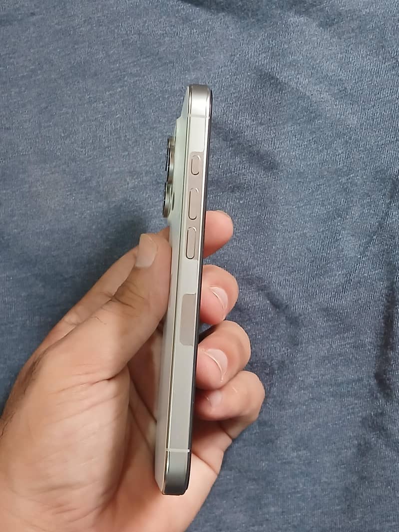 Apple iPhone 16 Pro 4