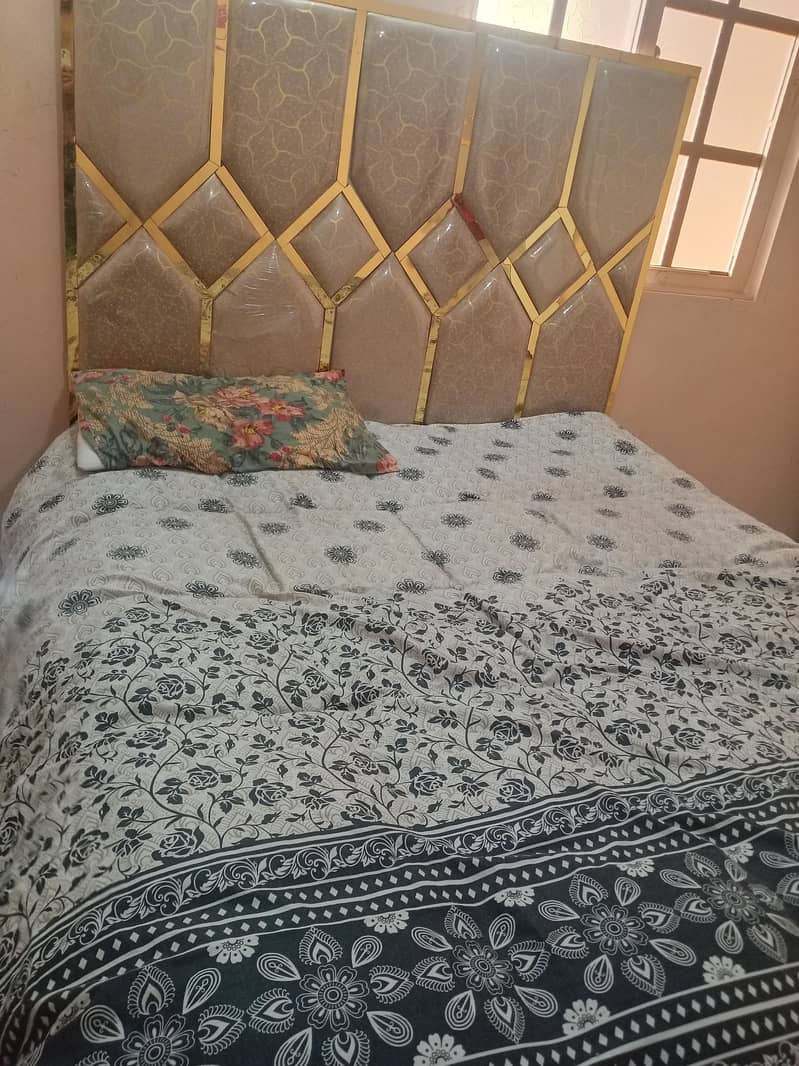 Queen Bed 0