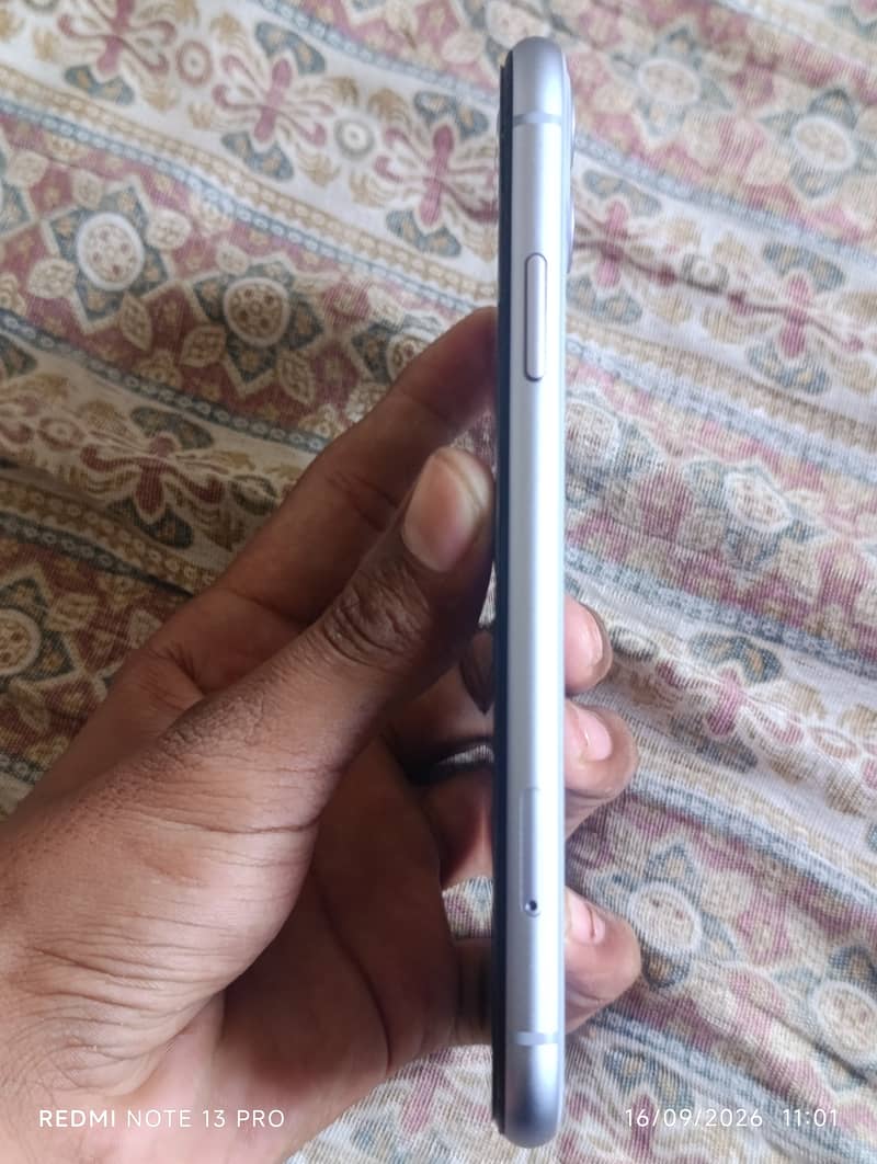 Apple iPhone 11 4