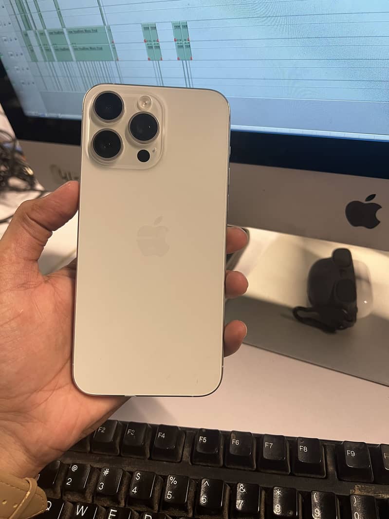 Apple iPhone 15 Pro Max 3