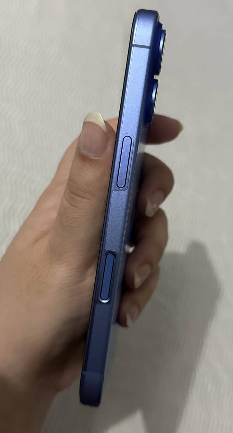 iPhone 16 (mint condition) 2