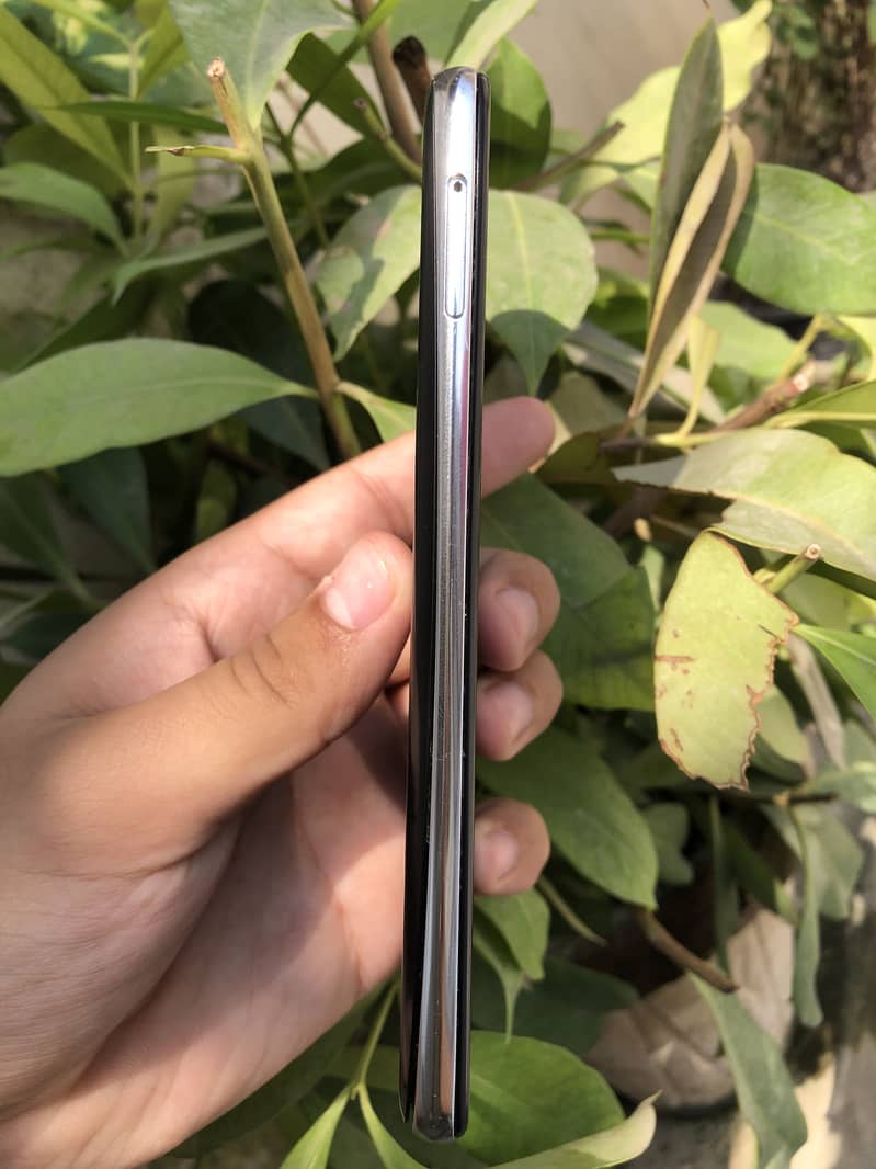 Sharp Aquos R2 3