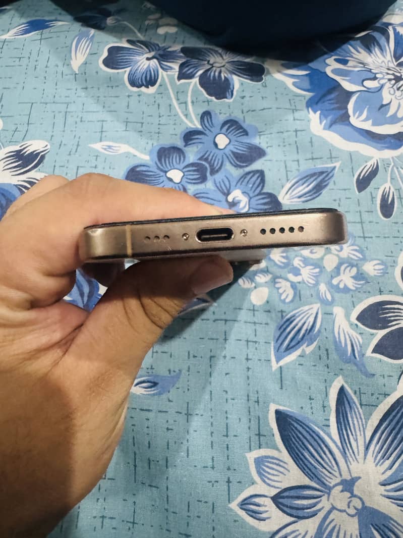 Apple iPhone 16 Pro 1